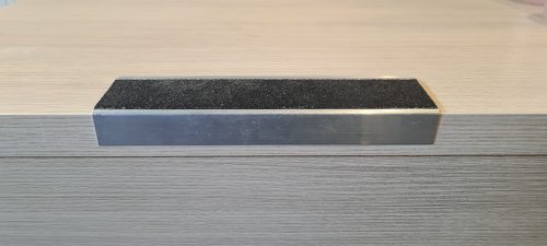GRP Csúszásgátló alumínium lépcső élvédő, fekete, 400x65x25mm