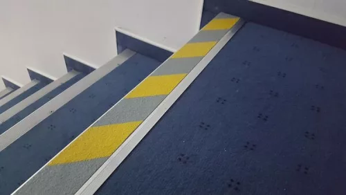 GRP Csúszásgátló alumínium lépcső élvédő, fekete, 800x65x25mm