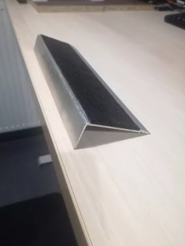 GRP Csúszásgátló alumínium lépcső élvédő, fekete, 800x65x25mm