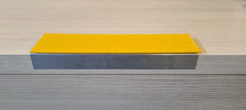 GRP Csúszásgátló alumínium lépcső élvédő, sárga, 400x65x25mm