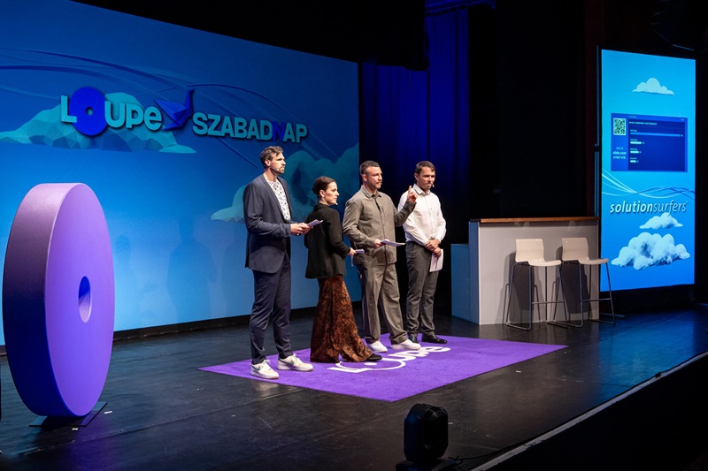 Logózott szőnyegünk a Loupe Társulat színpadán