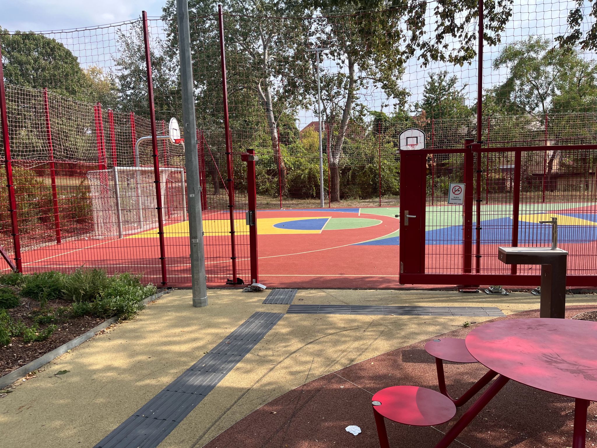 taktilis-burkolatok-ohegy-park-01.jpg