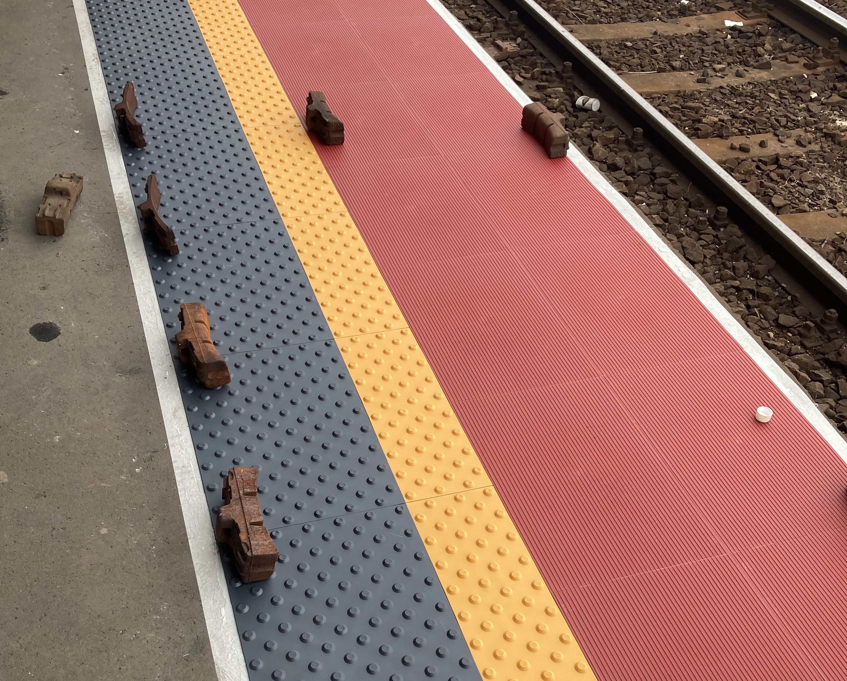 Taktilis jelrendszer kivitelezése vasútállomáson