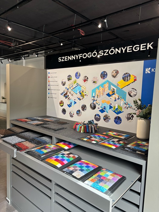 logozott-szonyeg-bemutatoterem-02.jpg