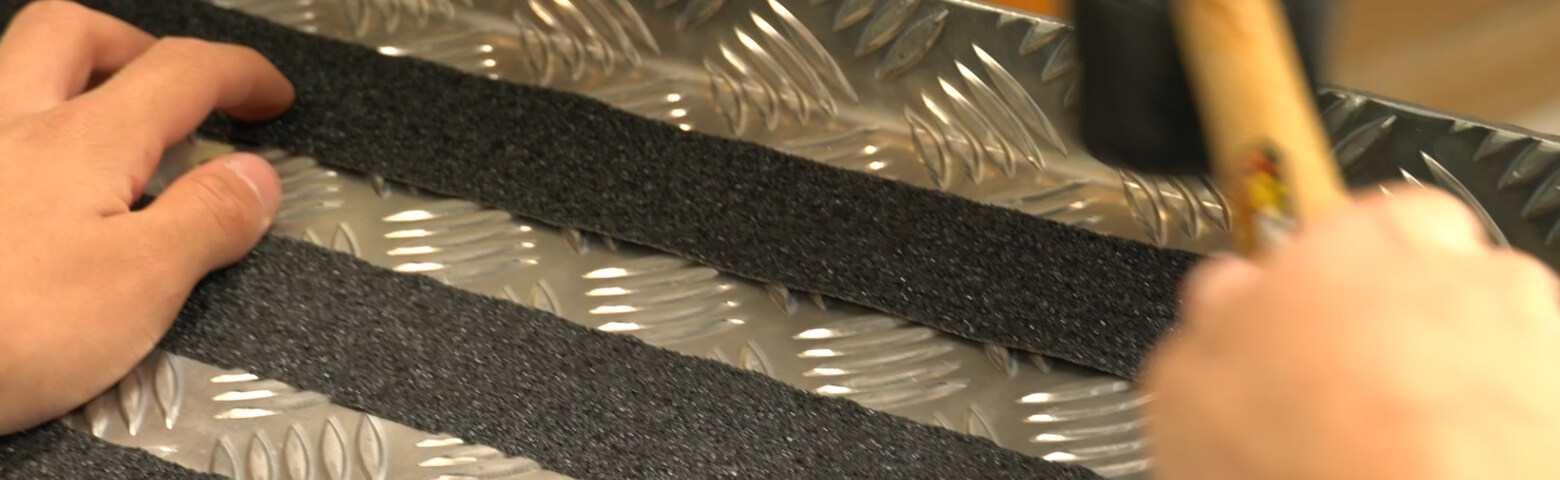 Telepítési útmutató csúszásgátló szalaghoz