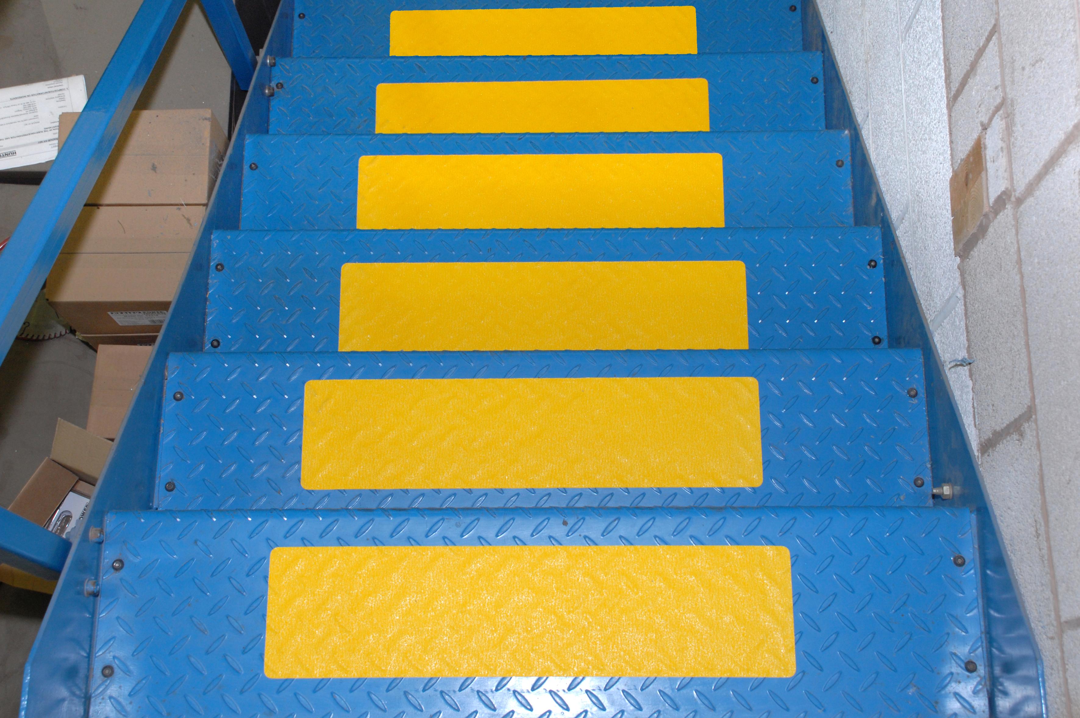 Csúszásgátló szalag felragasztása bordás lemezre