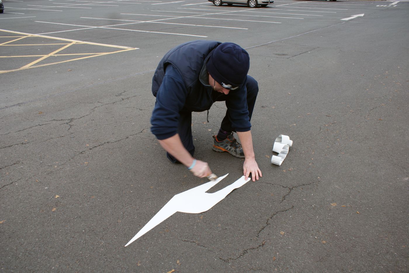 Útburkolati jelek festése országszerte