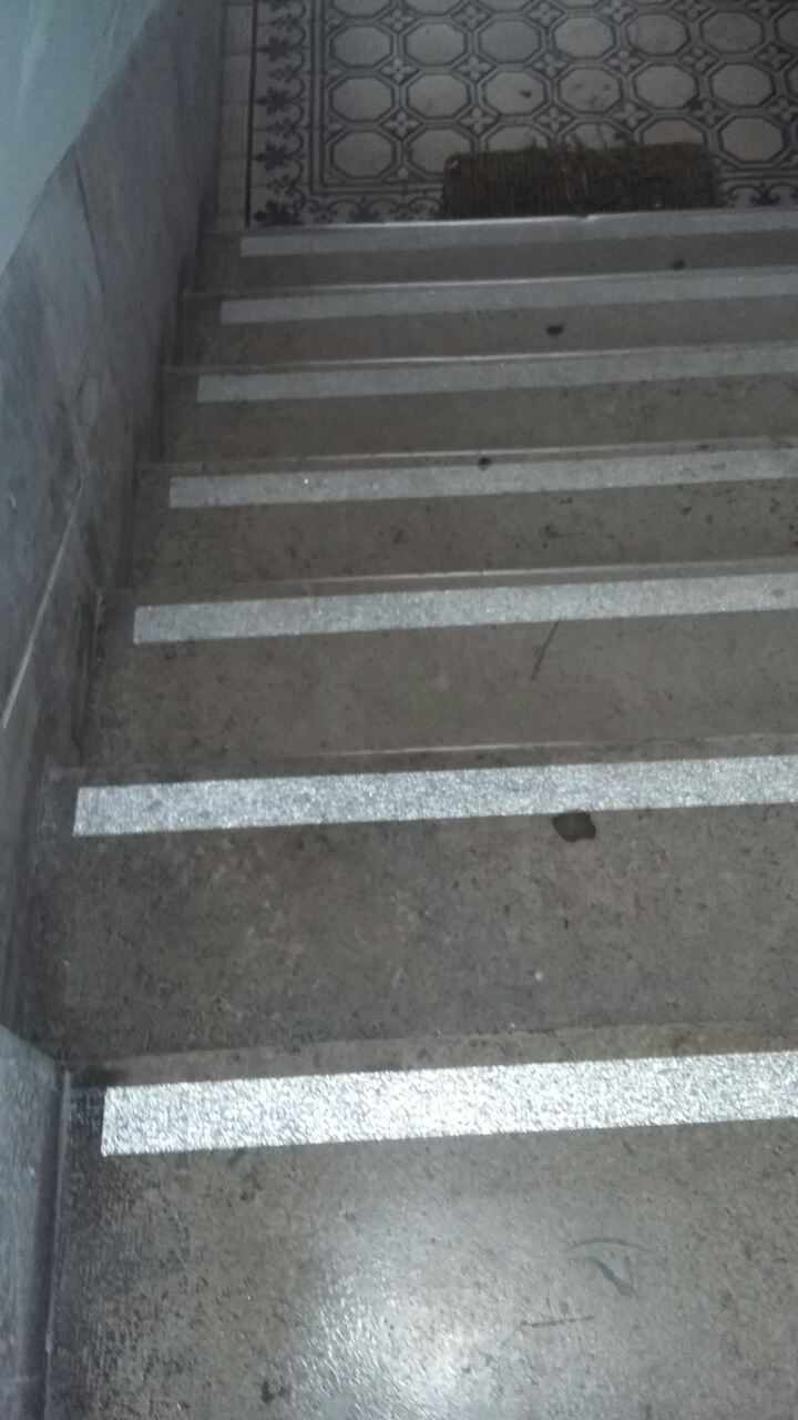 Társasház lépcső csúszásmentesítése